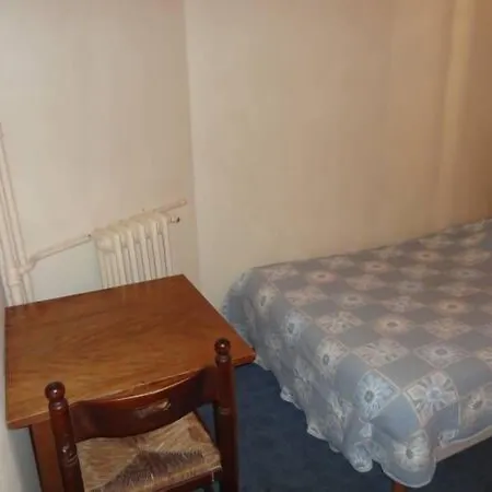 Santana Hotel Clichy