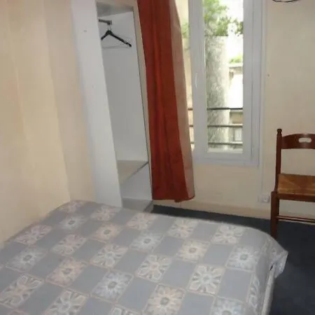 Santana Hotel Clichy