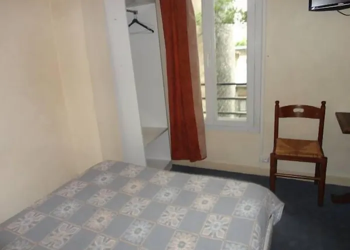 Santana Hotel Clichy