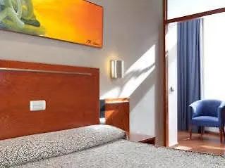 Santana Hotel Clichy